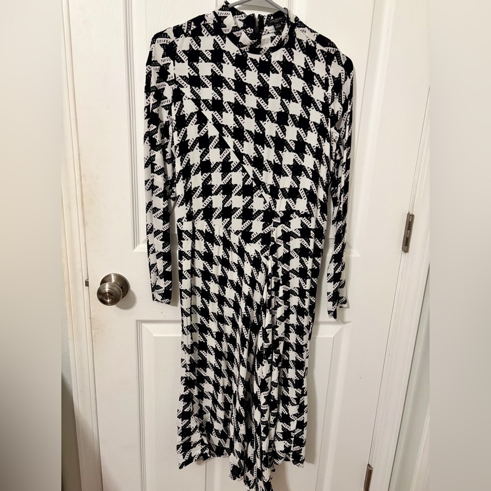 Stylish Ann Taylor Black and White Houndstooth Dress